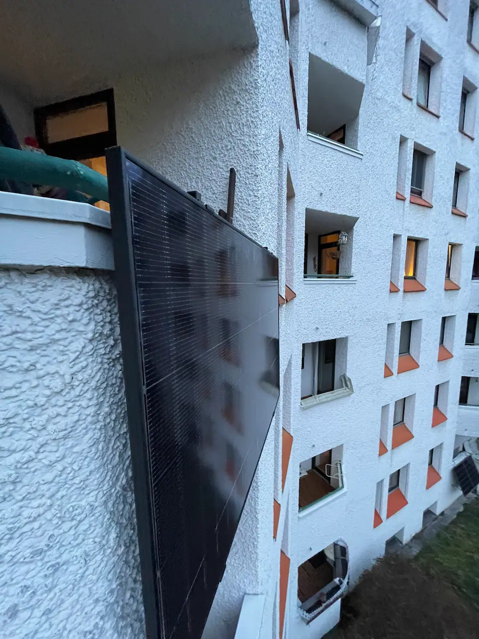 Balkonkraftwerk Installation auf Betonbalkon - Vorderansicht