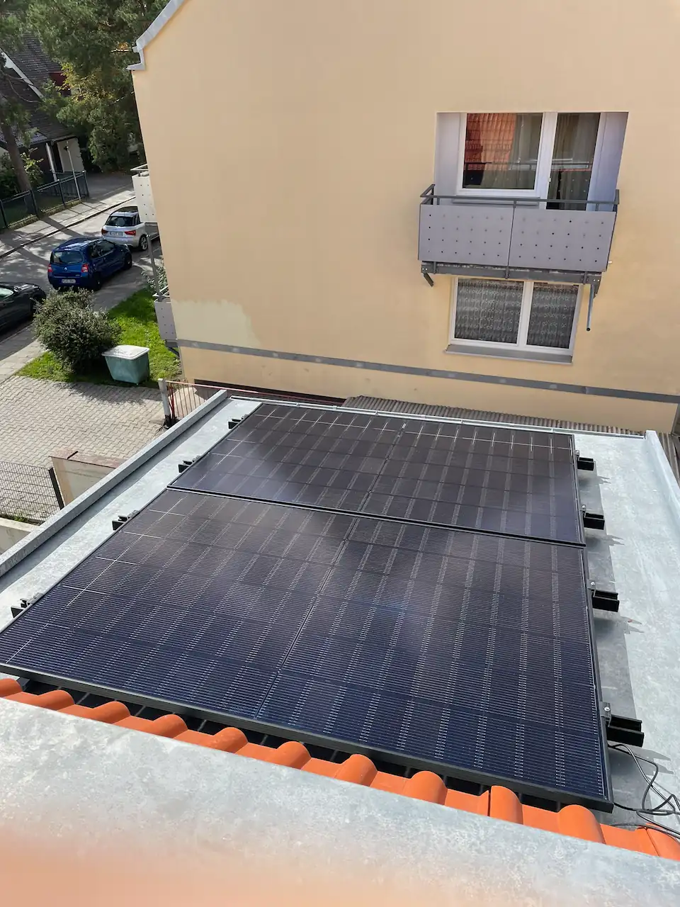 Solar-Installation auf Falzdach - Draufsicht Projekt 1