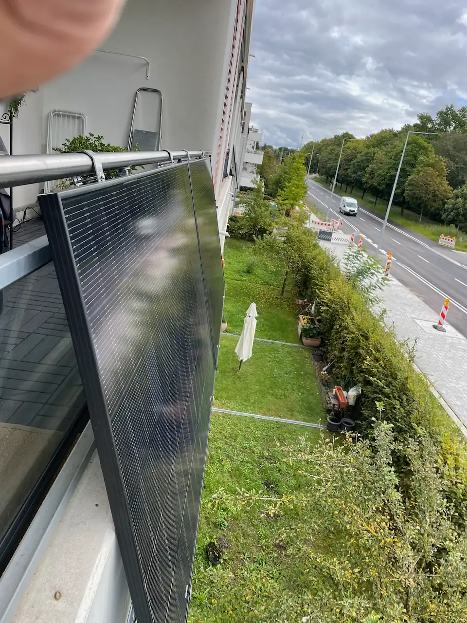 Balkonkraftwerk Installation auf Gitterbalkon - Vorderansicht Projekt 3