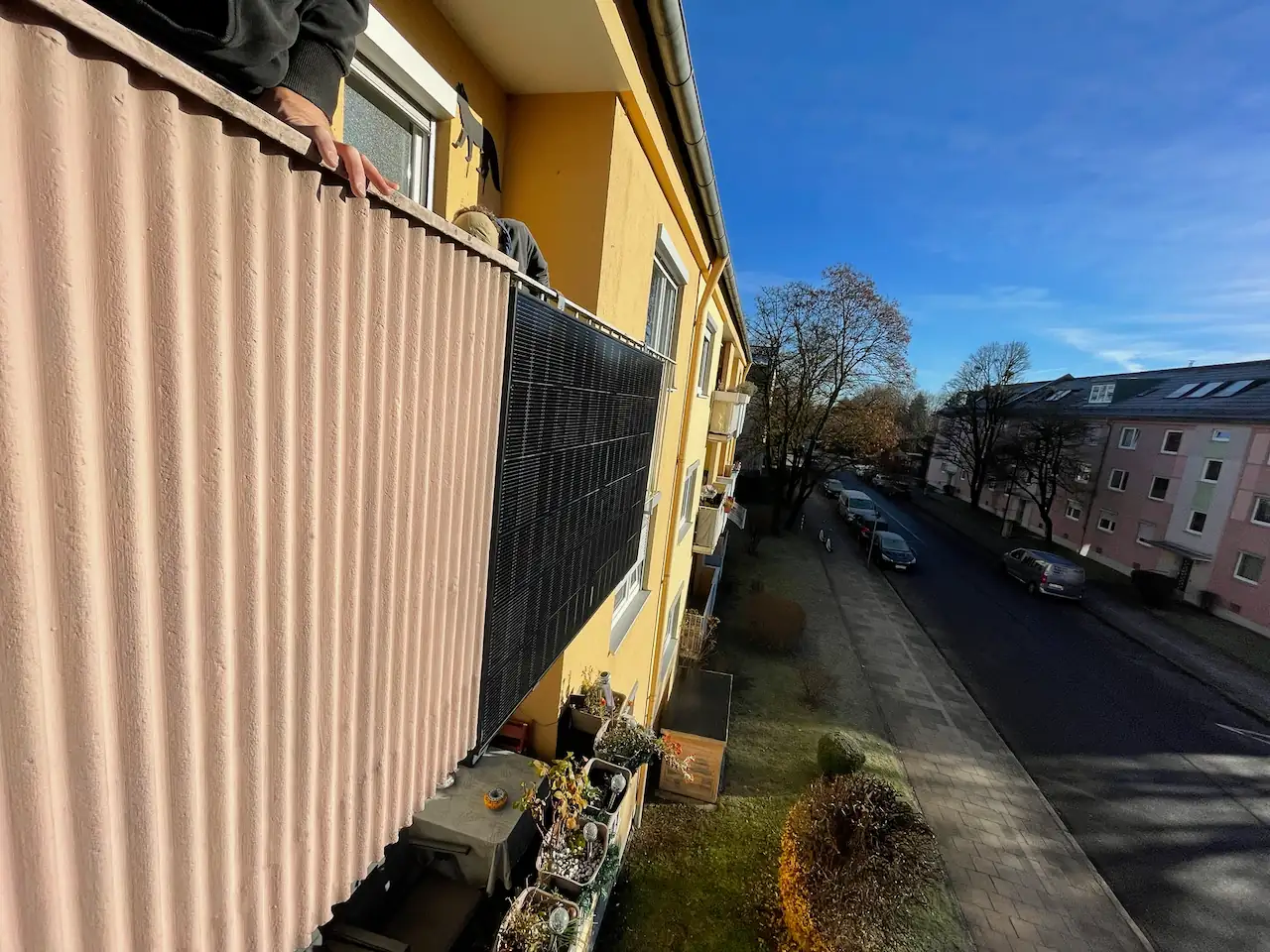 Balkonkraftwerk Installation auf Gitterbalkon - Vorderansicht Projekt 4